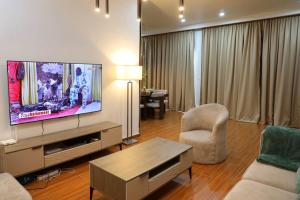 a living room with a tv and a couch and a chair at Dream Assinie V in Mafia