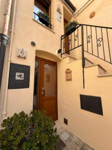 a building with a door and a balcony with plants at Ai Sette Scalini in Larino