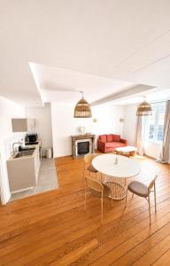 a kitchen and a living room with a table and chairs at Le Clos Langevin in Épernay