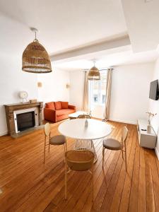 a living room with a table and chairs at Le Clos Langevin in Épernay