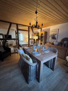 a dining table and chairs in a living room at GENUSSZEIT Cottage in Udenhain