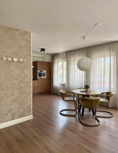 a dining room with a table and a kitchen at Boutique appartementen Théodore in Valkenburg