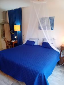 a bedroom with a blue bed with a blue comforter at De Rozenhof in Groningen