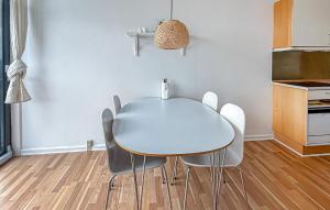 a dining room with a table and chairs at Fanø Bad, Lejl 56 in Fanø