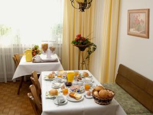 Gästehaus Brunner tesisinde konuklar için mevcut kahvaltı seçenekleri