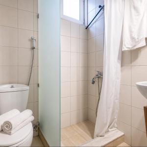ein Badezimmer mit Dusche, Toilette und Waschbecken in der Unterkunft Demi Panda in Orestiada