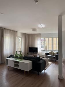 a living room with a couch and a table at Boutique appartementen Théodore in Valkenburg