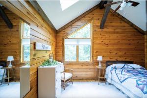 a bedroom in a log cabin with a bed and a desk at Agape Aldea in Jamestown