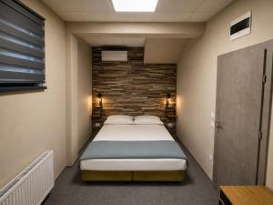a bedroom with a large bed in a room at Zen Rooms in Suceava