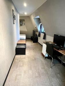 ein Zimmer mit einem Schreibtisch, einem Bett und einem Klavier in der Unterkunft The Last Hotel Nampo in Busan + 56 Fotos