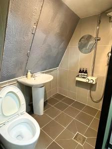 ein Badezimmer mit Toilette und Waschbecken in der Unterkunft The Last Hotel Nampo in Busan