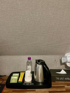 ein Tablett mit einer Teekanne und einem Teekessel in der Unterkunft The Last Hotel Nampo in Busan