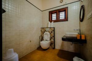 a bathroom with a toilet and a sink at Valley Vibes in Rāmanagaram