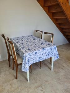 a table with chairs and a blue and white table cloth at La Dive Ligérienne - Gîte 2 chambres in Bourgueil