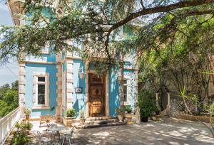 ein blaues Haus mit einer Holztür in der Unterkunft Chalet Saudade in Sintra