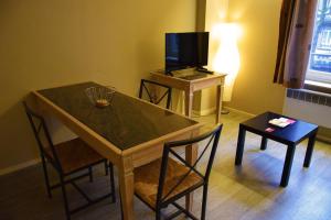 TV a/nebo společenská místnost v ubytování Ambassador Suites Antwerp