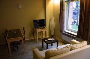 TV a/nebo společenská místnost v ubytování Ambassador Suites Antwerp