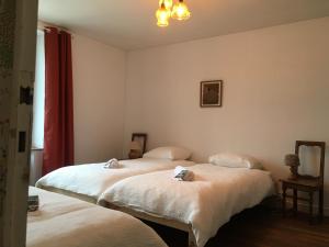 a bedroom with two beds with stuffed animals on them at La maison des ponts in Pont-sur-Madon