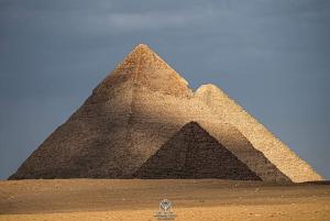 Eine Pyramide in der Wüste vor blauem Himmel in der Unterkunft فندق مونتو - Montu pYramids Hotel in Kairo + 5 Fotos