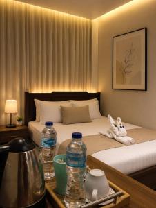 Ein Schlafzimmer mit einem Bett und Wasserflaschen auf einem Tablett. in der Unterkunft فندق مونتو - Montu pYramids Hotel in Kairo