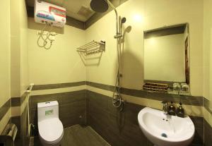 Baðherbergi á Danang Classic Hotel