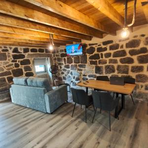 a living room with a couch and a table at Casa Fornos de Amor in Fornos de Algodres