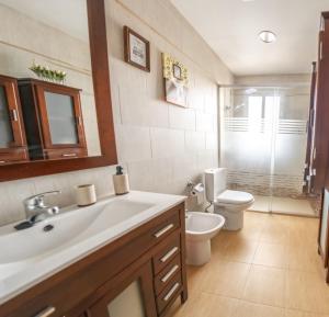 a bathroom with a toilet and a sink at House Atarfe LINING1 in Atarfe +31 photos