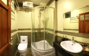 Baðherbergi á Danang Classic Hotel