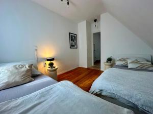 a bedroom with two beds and a staircase at Geräumige Wohnfühloase mit 3 Schlafzimmern in Garbsen +18 photos