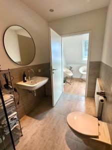 a bathroom with a sink and a mirror at Geräumige Wohnfühloase mit 3 Schlafzimmern in Garbsen