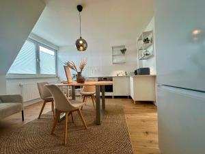 a kitchen and dining room with a table and chairs at Geräumige Wohnfühloase mit 3 Schlafzimmern in Garbsen