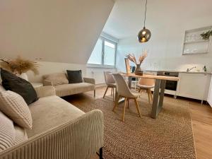 a living room with a couch and a table at Geräumige Wohnfühloase mit 3 Schlafzimmern in Garbsen
