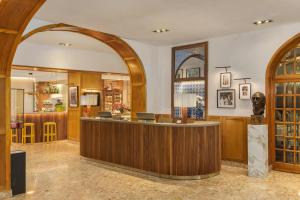 eine Lobby mit Rezeption in einem Gebäude in der Unterkunft Hotel Duran in Figueres