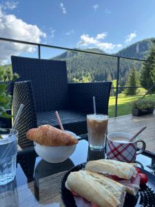a table with a plate of sandwiches and a drink at Na samote u Noemi in Komjatná
