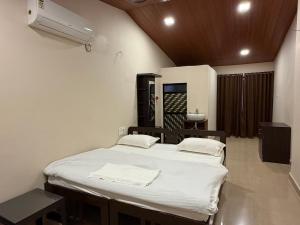 a bedroom with two beds in a room at WKND Casa in Panchgani
