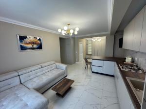 a living room with a couch and a kitchen at Geo rental properties in Rădăuţi