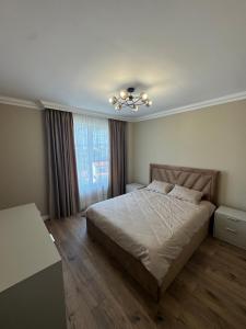 a bedroom with a large bed and a window at Geo rental properties in Rădăuţi
