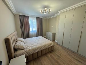 a bedroom with a bed and a dresser and a window at Geo rental properties in Rădăuţi