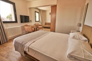 ein Hotelzimmer mit einem großen Bett und einem Esszimmer in der Unterkunft Kardes Hotel in Bursa + 22 Fotos