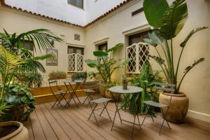 eine Terrasse mit Pflanzen, einem Tisch und Stühlen in der Unterkunft Hotel Duran in Figueres