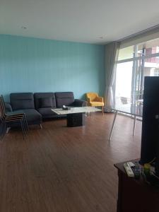 a living room with a couch and a coffee table at Bonanza in Ban Khanong Phra Klang (1)
