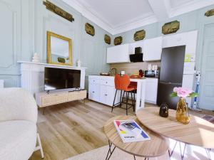 a living room with a television and a table at Le 17eme - Centre Historique in Auch