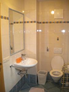 y baño con lavabo y aseo. en Apartment Könighaus, en Sankt Michael im Lungau