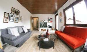 Posedenie v ubytovaní Family Friendly Chalet - Central with Beautiful Mountain Views
