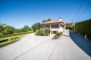 a house with a long driveway at Gîte Du Noiret in Cruseilles