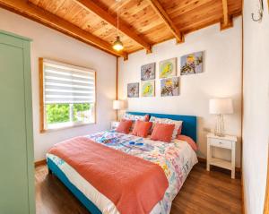 a bedroom with a bed and a window at Tiny house in Coñaripe