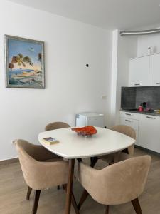 a white table and chairs in a room with a kitchen at Sunshine view in Seoca