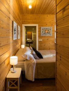 1 dormitorio con 2 camas en una cabaña de madera en Casa Rural Arbegain Etxea, en Aizarna