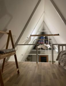 a attic room with a bed and a wooden floor at Selah Cabaña de dos habitaciones in Villa Las Rosas