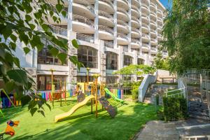 ein Spielplatz im Innenhof eines Gebäudes in der Unterkunft Prestige Grand Hotel & Aquapark - All Inclusive in Goldstrand